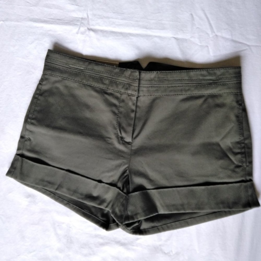 NWT OLD NAVY CLASSIC RISE SHORTS SZ 6